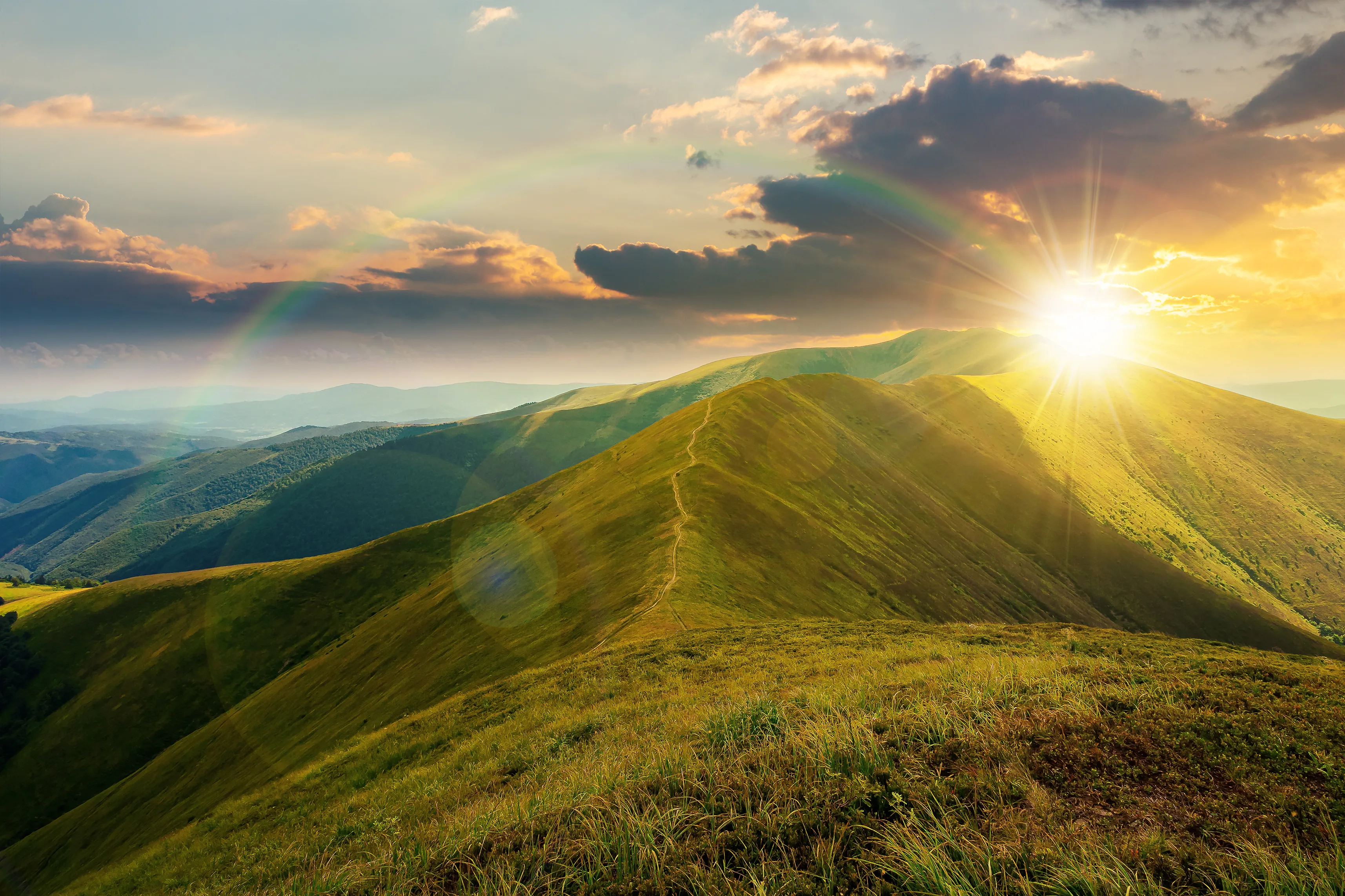 Krajobraz górski o wschodzie słońca